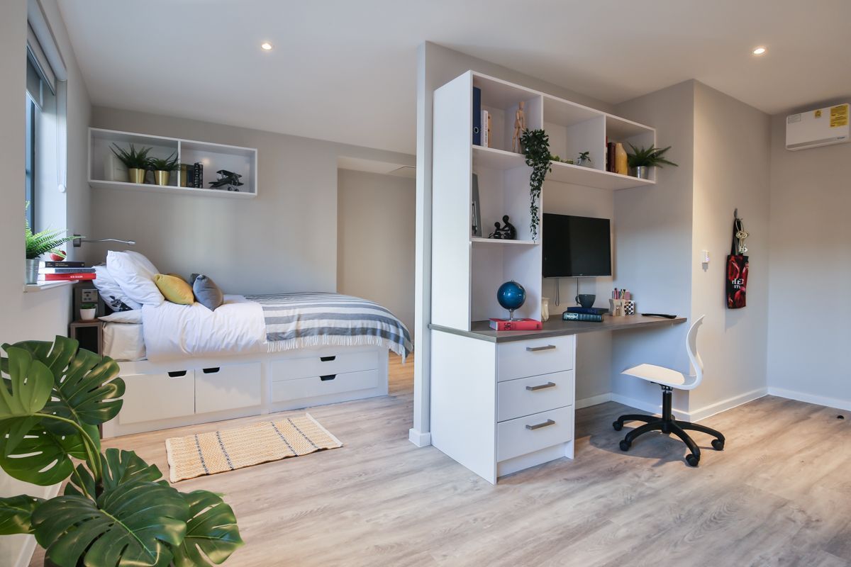 Classic 3-4 Bed Apartment - room